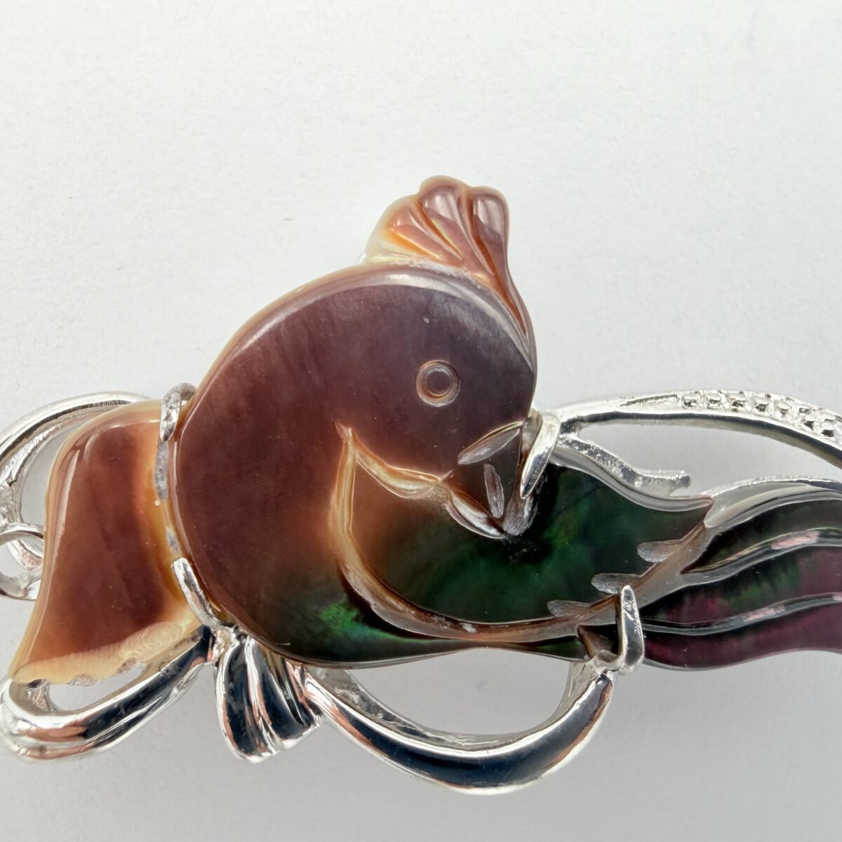 Brown shell bird pin